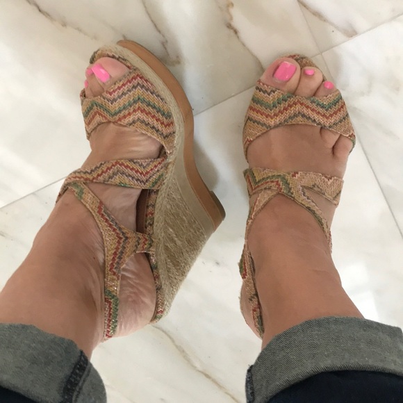 Wanted Shoes - Sz 7.5 wanted wedges tan and multi 9.5 “ footbed
